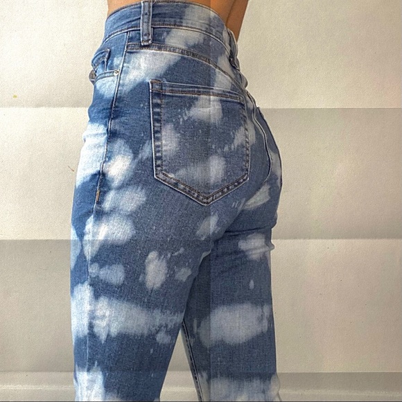 Bleached Blue High-Waisted Jeans - Picture 2 of 5